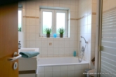 # Schicke Eigentumswohnung, vermietet in herrlicher Lage! - Bad mit Fenster, Wanne und Dusche