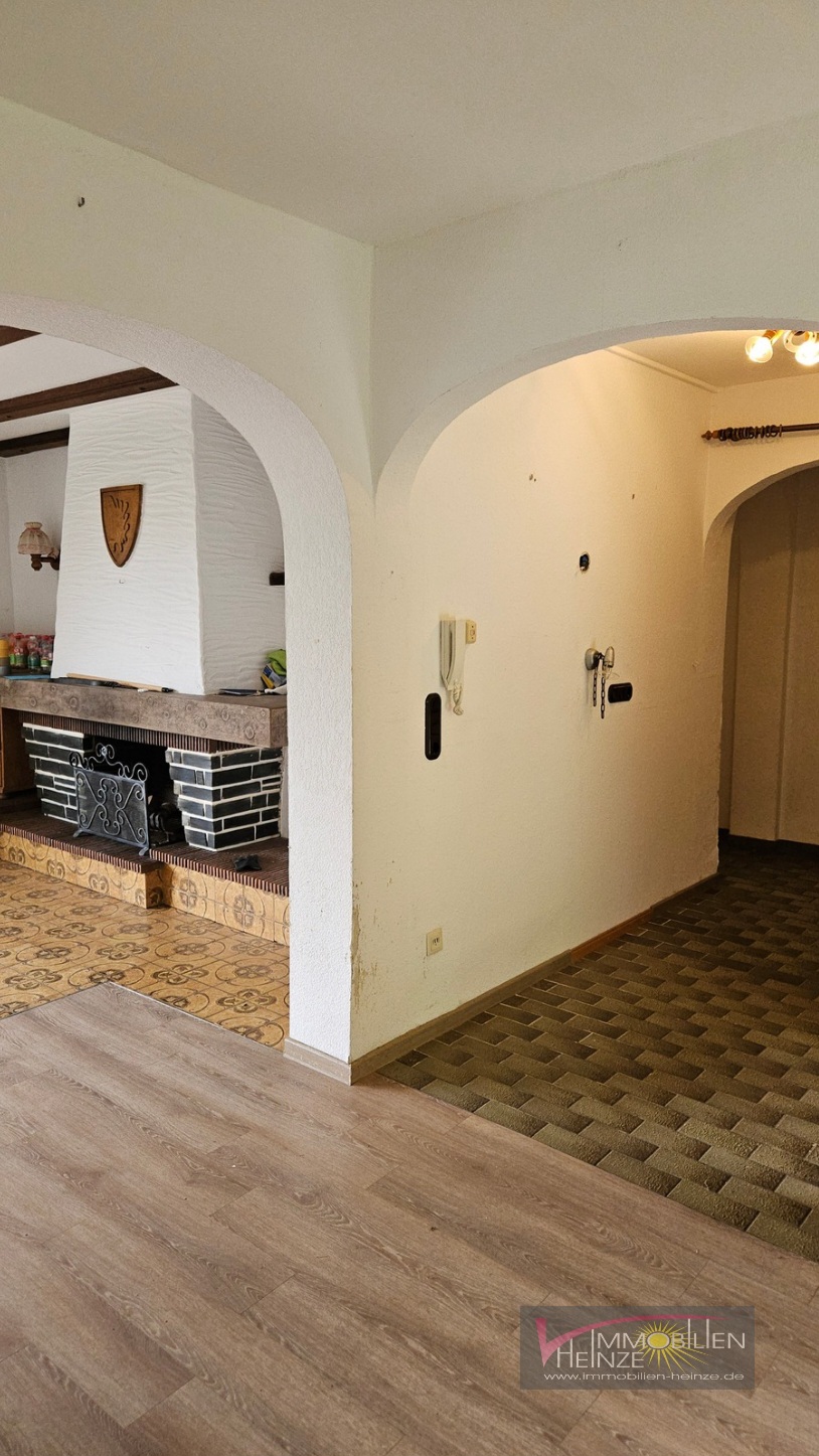 EG Diele mit Blick zum Kamin