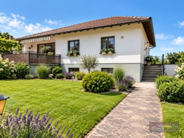 # Gestalten Sie Ihr neues Zuhause mit einem tollen Bungalow der viel Potential und Charakter hat und sich in einer sehr schönen Lage befindet!, 96158 Frensdorf, Bungalow
