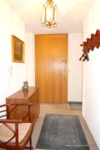 Flur mit neuer Wohnungseingangstüre