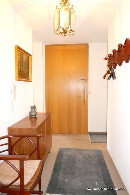 Flur mit neuer Wohnungseingangstüre