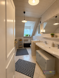 OG Bad mit Dusche und Wanne