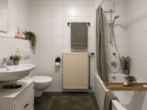 Kleine tolle Wohnung - großer Schritt ins Eigentum! Mit EBK, Stellplatz, Keller! Renoviert und Bezugsfrei! - Bad mit Wanne und Duschmöglichkeit