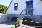# Schönes Anwesen, Photovoltaik, viele Freisitze, Einliegerwohnung, Carport, Garten - Frei 2026! - Blick zum Haus von Terrasse