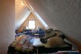 # Schönes Anwesen, Photovoltaik, viele Freisitze, Einliegerwohnung, Carport, Garten - Frei 2026! - Galerie-Raum