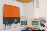 # Schönes Anwesen, Photovoltaik, viele Freisitze, Einliegerwohnung, Carport, Garten - Frei 2026! - .