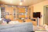 # Schönes Anwesen, Photovoltaik, viele Freisitze, Einliegerwohnung, Carport, Garten - Frei 2026! - Wohnzimmer