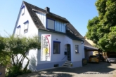 # Schönes Anwesen, Photovoltaik, viele Freisitze, Einliegerwohnung, Carport, Garten - Frei 2026! - Hausansicht mit Carport