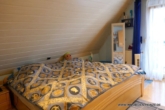 # Schönes Anwesen, Photovoltaik, viele Freisitze, Einliegerwohnung, Carport, Garten - Frei 2026! - Elternzimmer OG mit Ausgang zur Terrasse