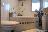 # Schönes Anwesen, Photovoltaik, viele Freisitze, Einliegerwohnung, Carport, Garten - Frei 2026! - Bad OG