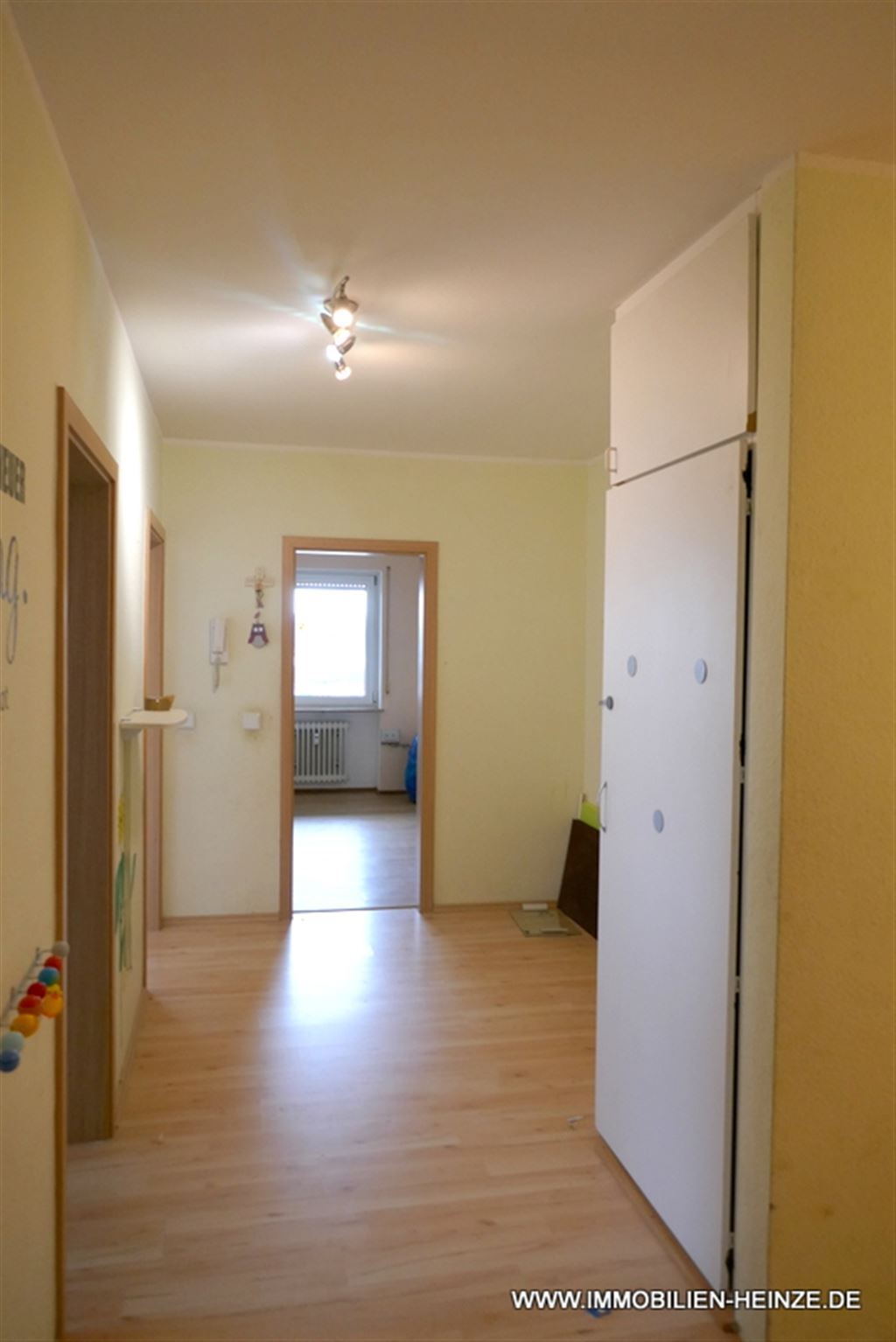 Blick zur Küche und Einbauschrank rechts