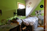 # Schönes Anwesen, Photovoltaik, viele Freisitze, Einliegerwohnung, Carport, Garten - Frei 2026! - Schlafzimmer OG