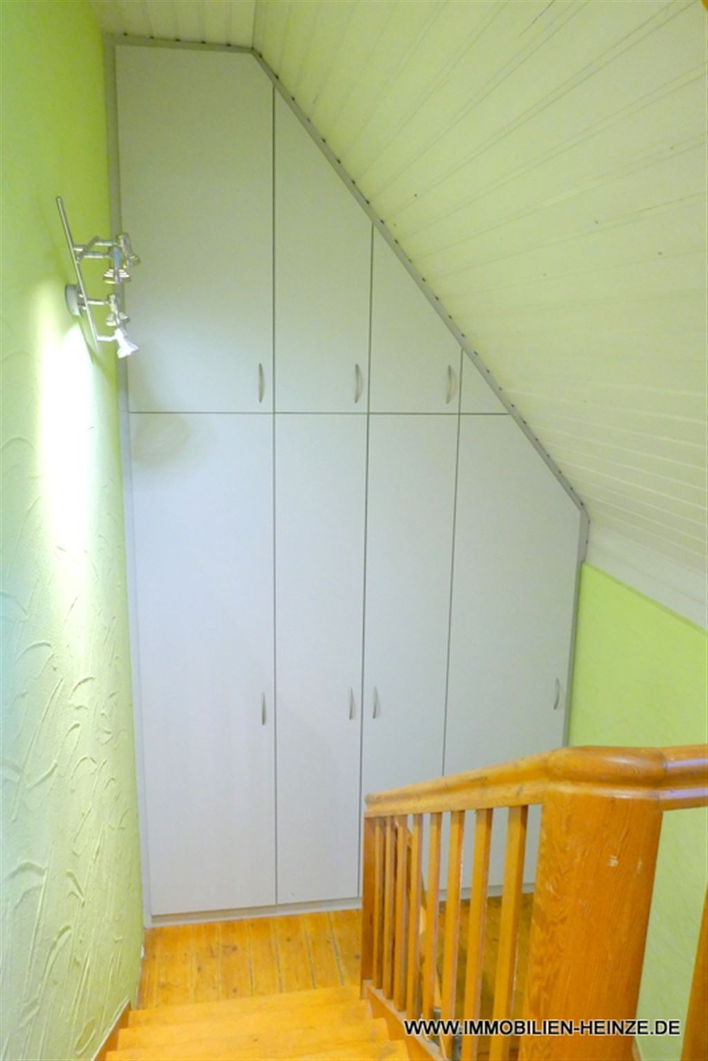 schöne Holztreppe und Einbauschrank