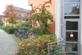 # Wohnung zum Verlieben! Einzug 1.11.2026! Perfekte Lage und energetisch topp! - Niedrige Nebenkosten! Mit Stellplatz gegenüber vom Hauseingang! Mit Dachbodenanteil! - 2. Zugang zum Fahrradraum und TG-Stpl.