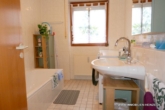 Bad mit Wanne und Fenster