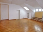 # Licht, Weitblick & Altstadtflair – Dachgeschosswohnung in den Ulanenkasernen - frei ab 1.11.25! - Wohnzimmer