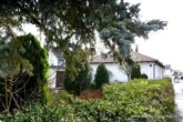 # Toller Bungalow mit viel Stauraum im Dach und im Keller für Hobbys und Bastler! - alter Baumbestand