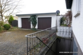 # Toller Bungalow mit viel Stauraum im Dach und im Keller für Hobbys und Bastler! - Garagenhof mit 2 Garagen