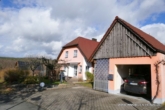 # Ankommen und Zuhause sein! Kinderparadies mit vielen Obstbäumen im Garten! Frei ab August 2026! - Haus - und Garagenansicht