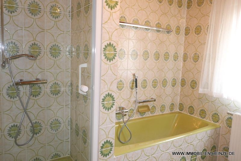 mit Dusche und Wanne und Fenster