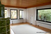 EG - großes, helles Wohnzimmer mit Kachelofen