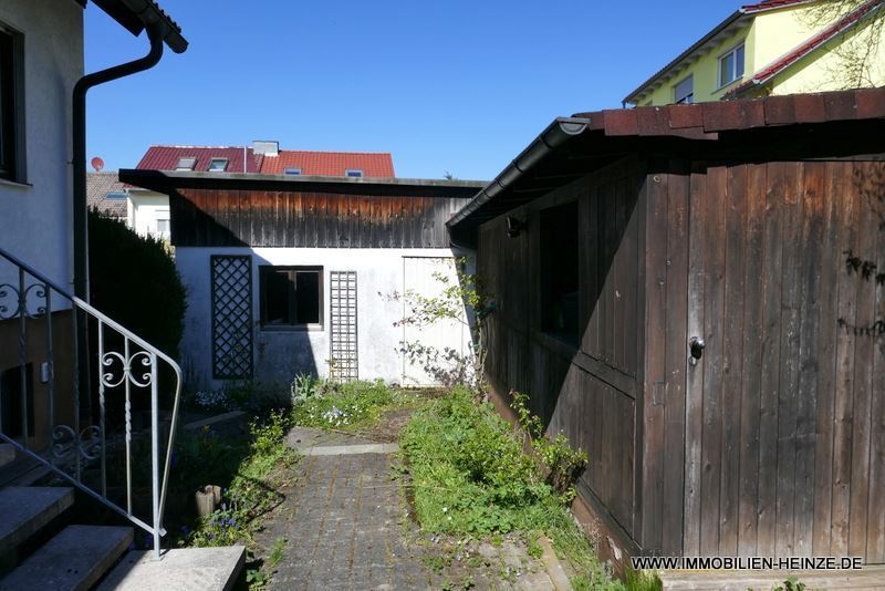 Zugang zwischen Haus und Garage