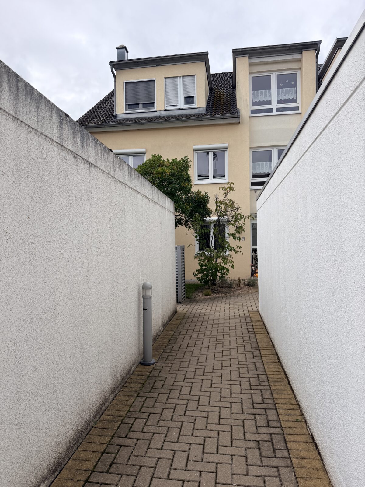 geschützer Eingang zwischen dem Garagenhof