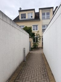 geschützer Eingang zwischen dem Garagenhof